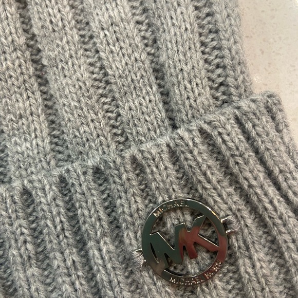 Michael Kors light grey pom pom beanie - Picture 5 of 5